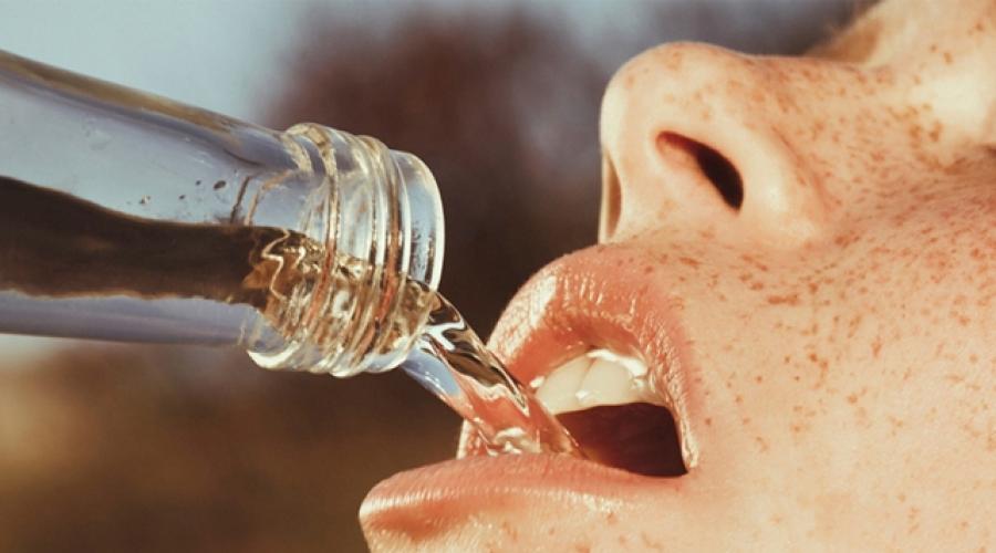 Вредно ли пить воду из пластиковых бутылок. Пластмассовый мир: из каких бутылок нельзя пить воду? Пластиковые бутылки - подходящая среда для размножения бактерий